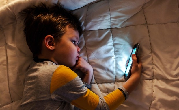 Smartfony przejmują kontrolę nad dzieciństwem, a rodzice w tym pomagają