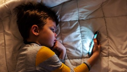 Smartfony przejmują kontrolę nad dzieciństwem, a rodzice w tym pomagają
