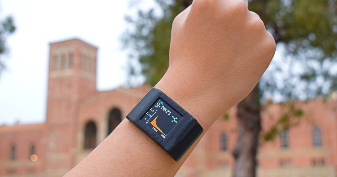 Smartwatch do pomiaru stężenia kortyzolu we krwi użytkownika Fot. Yichao Zhao/UCLA /materiał zewnętrzny