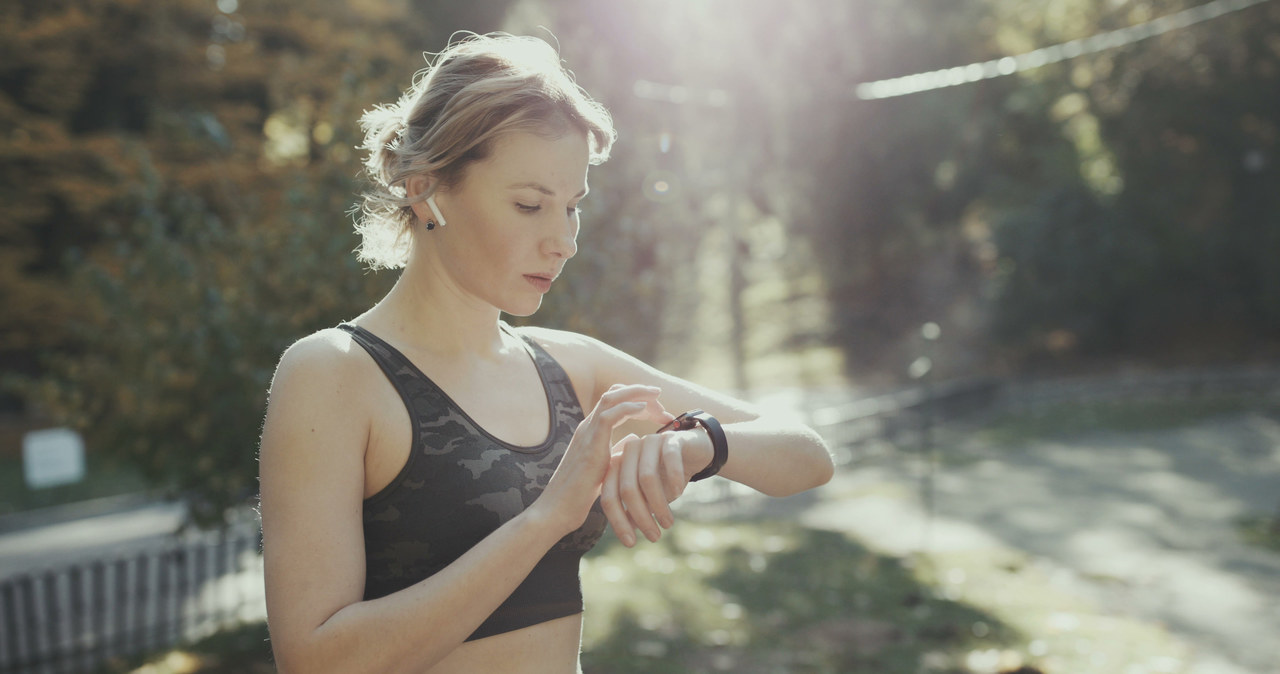 Smartwatch policzy nasze kroki, zmierzy tętno i poda liczbę spalonych kalorii /123RF/PICSEL
