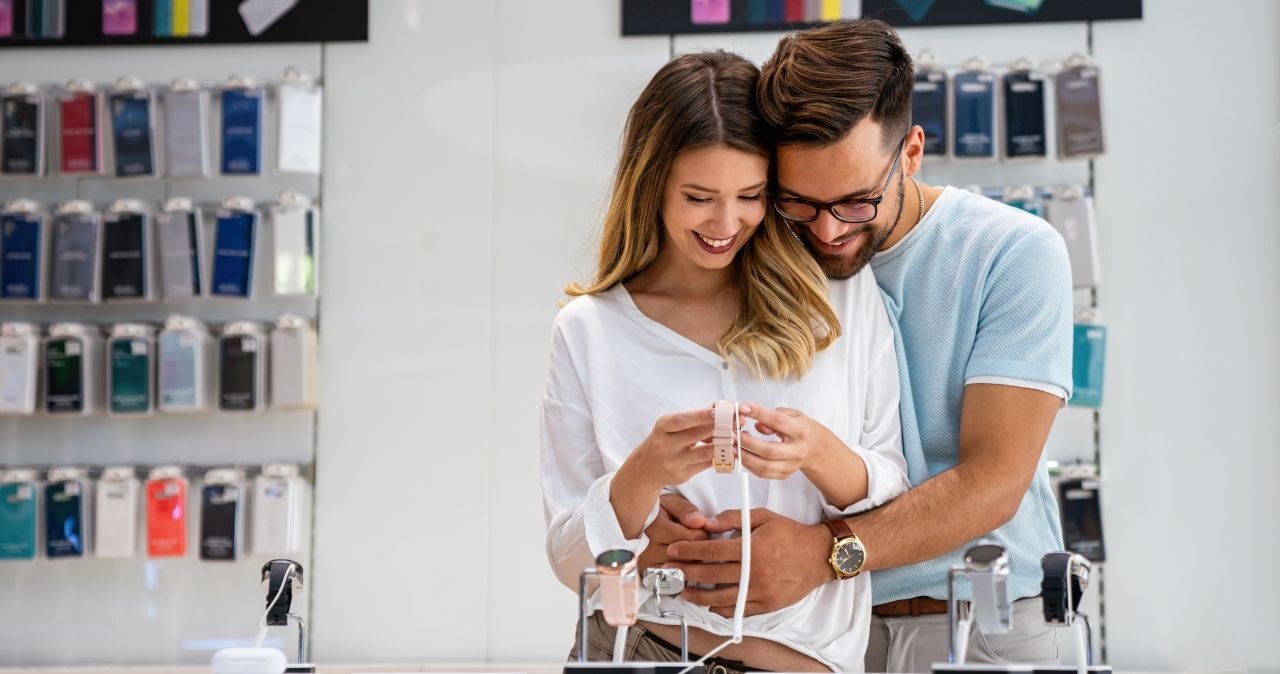 Smartwatch to doskonały prezent na Walentynki /adobestock /INTERIA.PL