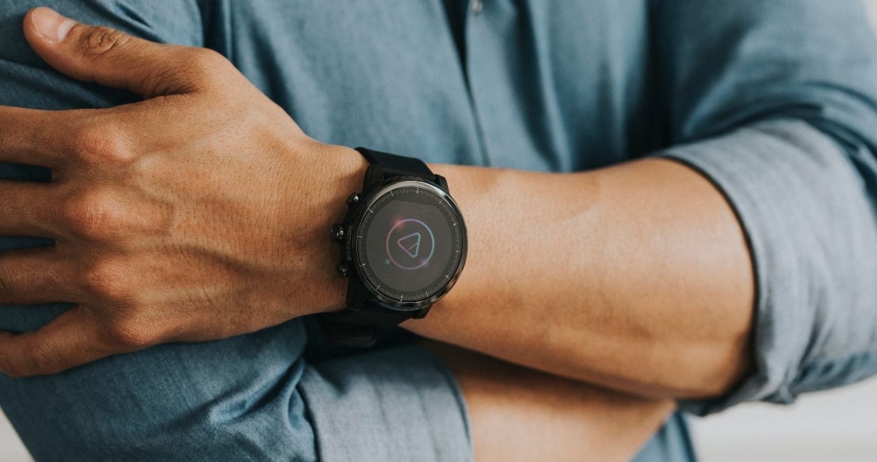 Smartwatch to nie tylko zegarek – to Twój osobisty asystent, który zadba o zdrowie, wygodę i styl każdego dnia. /adobestock /INTERIA.PL