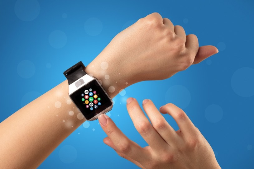 Smartwatche i smartbandy motywują do aktywności, ale są też siedliskiem bakterii. /123RF/PICSEL