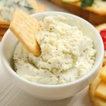 Smaruj pieczywo, podawaj do warzyw. Przepis na serową pastę kanapkową