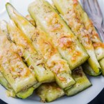 Smaruję cukinię aromatyczną mieszanką i posypuję serem. Znika z blachy w mgnieniu oka