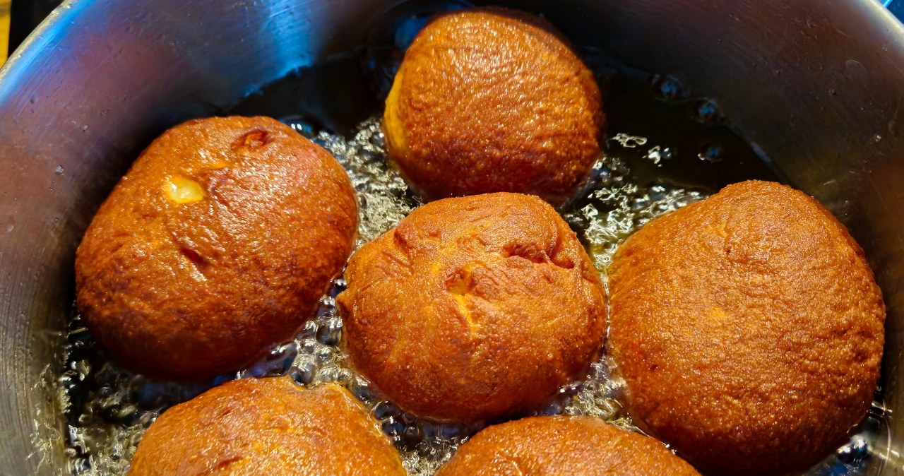 Smaż pączki na tym tłuszczu. Będą idealnie chrupkie i złociste /East News