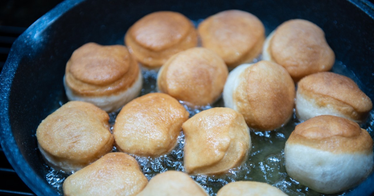 Smażenie na głębokim tłuszczu to jeden z powodów, dla którego pączki są bardzo kaloryczne. /123RF/PICSEL