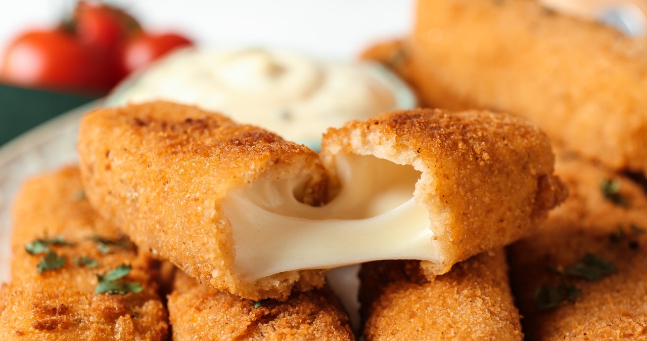 Smażoną mozzarellę możesz podać w formie paluszków, tzw. mozzarella sticks. /123RF/PICSEL