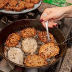 Smażysz mielone i cała kuchenka jest opryskana olejem? Stosuję patent, o którym mało kto wie