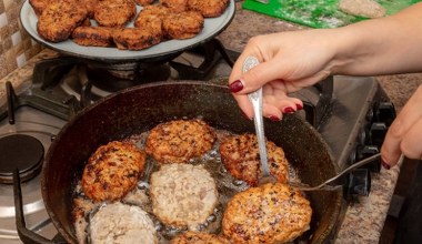 Smażysz mielone i cała kuchenka jest opryskana olejem? Stosuję patent, o którym mało kto wie