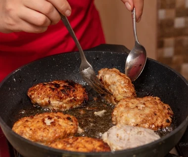 Smażysz mielone i cała kuchenka jest opryskana olejem? Stosuję trik, o którym mało kto wie