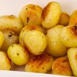 Smażysz młode ziemniaczki na złoty kolor? Pamiętaj o tej złotej zasadzie dotyczącej solenia