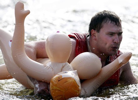 Śmiałek w rzece Vuoksi, Bubble Baba Challenge, 29 sierpnia 2009 /AFP