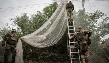 Śmiali się z Rosjan. Teraz sami łapią drony w siatki rolnicze