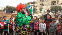 Śmiech na gruzach. Wolontariusze pomagają poszkodowanym Syryjczykom