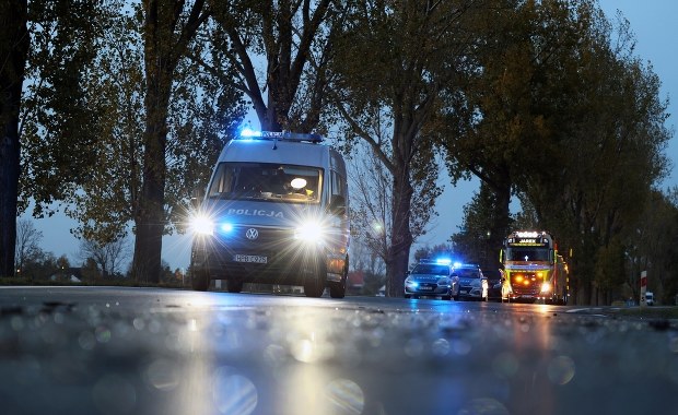 Śmieci i beton na autostradzie. Zderzenie dwóch ciężarówek na A4