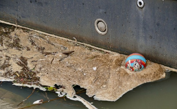 Śmieci, ścieki i brud. Zdjęcia Tamizy robią wrażenie