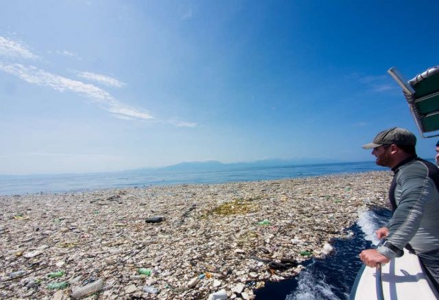 Śmieci w Morzu Karaibskim. Fot. Caroline Power /Zmianynaziemi.pl