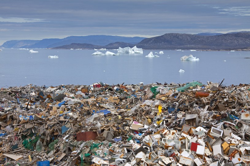 Śmieci zalewają nawet najodleglejsze regiony wokół bieguna północnego. Naukowcy alarmują, że Arktyka jest zanieczyszczona plastikiem niczym duże miasta /Arterra /Getty Images