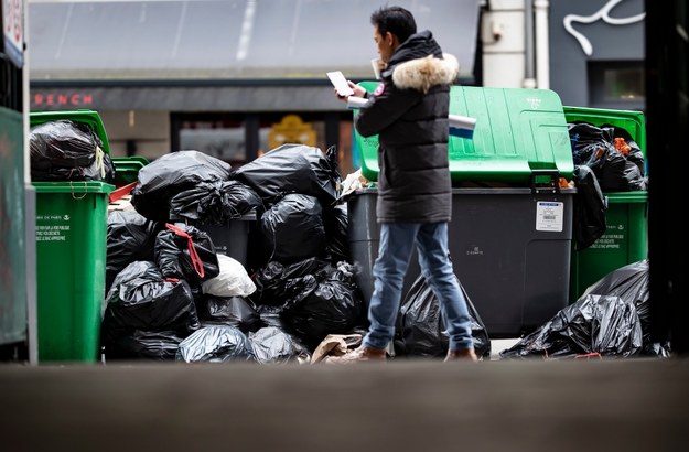 Śmieci zalewają Paryż i Marsylię przez strajk /IAN LANGSDON /PAP/EPA