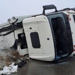 Śmieciarka przewróciła się na bok. 3 osoby w szpitalu