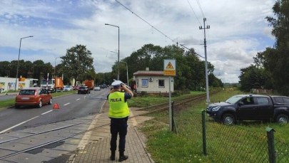 Śmieciarka uszkodziła trakcję kolejową. Pociągi nie kursują