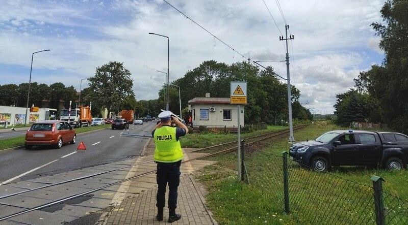 Śmieciarka uszkodziła trakcję kolejową w Kołobrzegu (zdjęcie z miejsca zdarzenia) /MiastoKołobrzeg.pl /