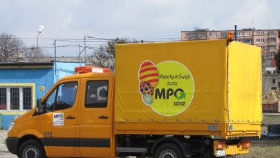 Śmieciarki z jajami wyjechały na ulice Łodzi. ZDJĘCIA