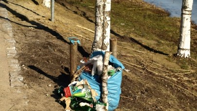 Śmieciowa prowizorka w Olsztynie. Trasy spacerowe toną w odpadkach