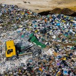 "Śmieciowe bezhołowie". Szara strefa w gospodarce odpadami w Polsce jest warta miliardy 