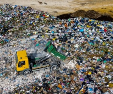 "Śmieciowe bezhołowie". Szara strefa w gospodarce odpadami w Polsce jest warta miliardy 
