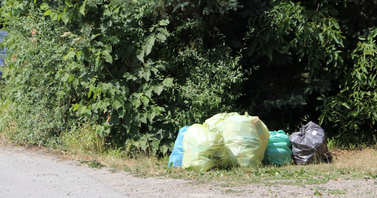 Śmieciowy kryzys w Wadowicach. "Wszędzie leżą worki"