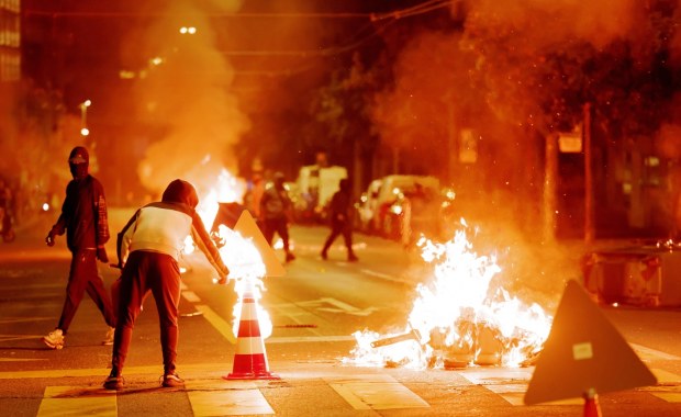 Śmierć 17-latka wywołała zamieszki. Młodzi ludzie atakują policjantów