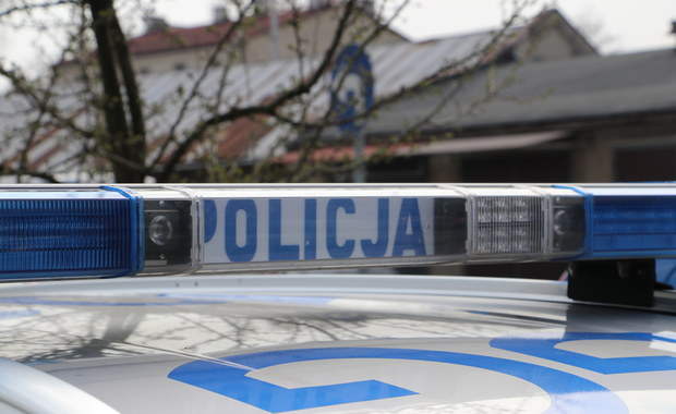 Śmierć 25-latka w izbie wytrzeźwień. Zwolniono kolejnego policjanta