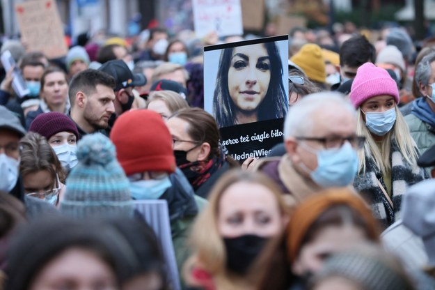 Śmierć ciężarnej, 30-letniej Izabeli w Pszczynie poruszyła całą Polskę. W wielu miastach m.in. w Warszawie zorganizowano protesty pod hasłem „Ani jednej więcej”. / 	Leszek Szymański    /PAP