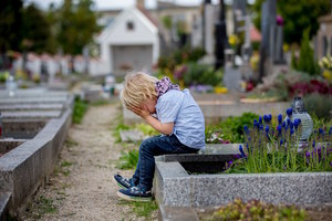 Śmierć i żałoba w życiu dziecka. Jak pomóc najmłodszym uporać się ze stratą? 