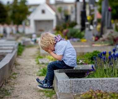 Śmierć i żałoba w życiu dziecka. Jak pomóc najmłodszym uporać się ze stratą? 
