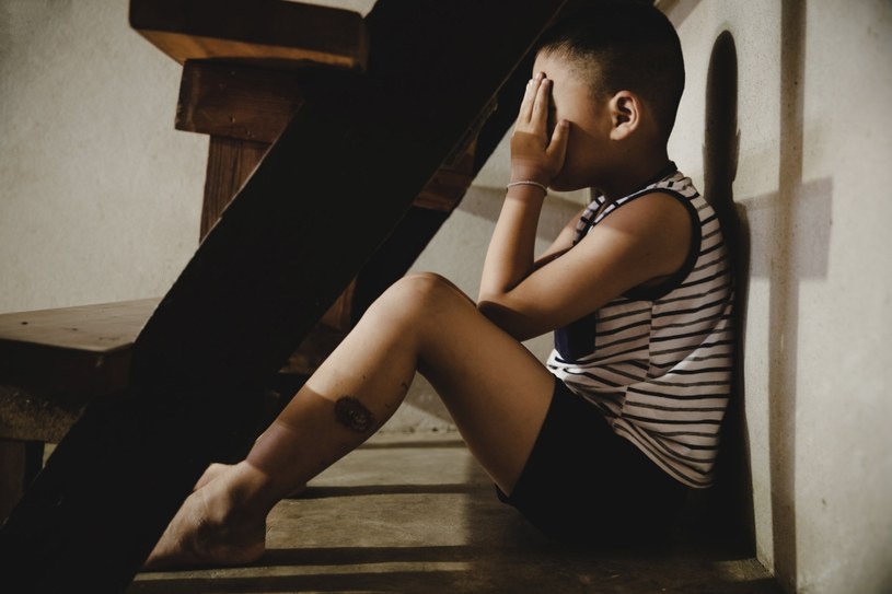 Śmierć kogoś bliskiego lub rozwód rodziców silnie wpływają na stan emocjonalny dzieci /123RF/PICSEL