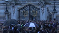 Śmierć królowej Elżbiety II: Tłumy ludzi przed pałacem Buckingham
