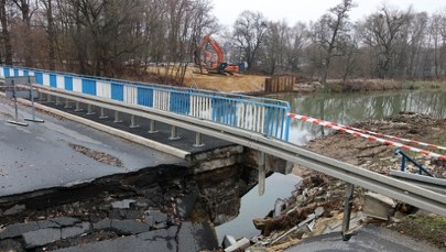 Śmierć motorowerzysty. Most od powodzi czeka na naprawę