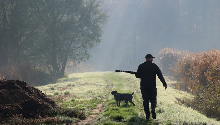 Śmierć na łąkach Milejowa. Myśliwemu, który zastrzelił kolegę, grozi dożywocie