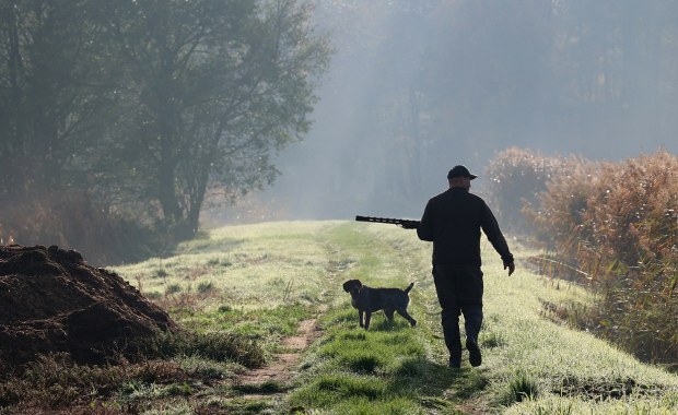 Śmierć na łąkach Milejowa. Myśliwemu, który zastrzelił kolegę, grozi dożywocie