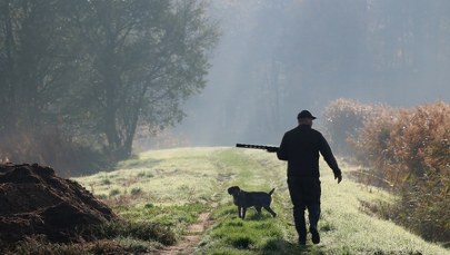 Śmierć na łąkach Milejowa. Myśliwemu, który zastrzelił kolegę, grozi dożywocie