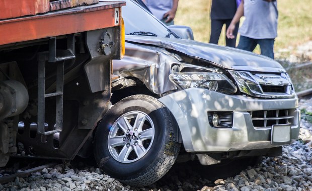 Śmierć na przejeździe kolejowym. Pociąg uderzył w auto