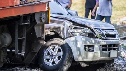 Śmierć na przejeździe kolejowym. Pociąg uderzył w auto