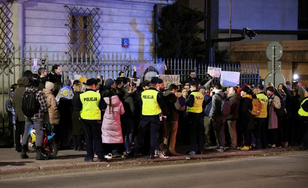 Śmierć Nawalnego. Protesty przed ambasadą i konsulatami Rosji w Polsce