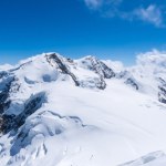 człowiek uprawiający wspinaczkę