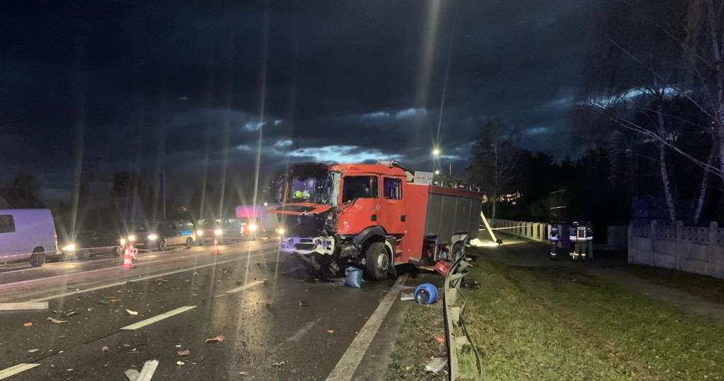 Śmierć ponieśli kierowca wozu strażackiego i jego siedząca obok koleżanka /PAP