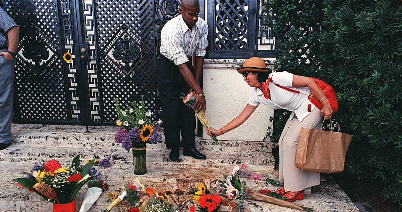 Śmierć projektanta wstrząsnęła nie tylko światem mody. Na zdjęciu uwieczniono kobietę składającą kwiaty na schodach jego posiadłości na Florydzie /East News