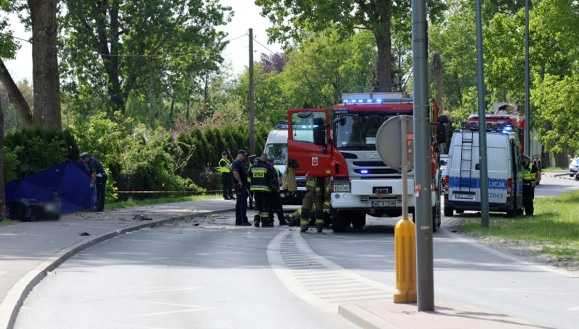 Śmierć trzech osób w Wilanowie. Bmw spłonęło po uderzeniu w drzewo